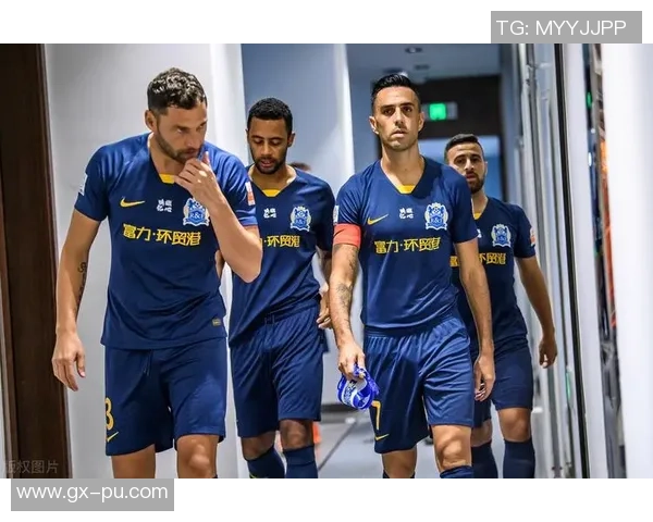 鲁能与富力激情对决海报揭幕展现足球魅力与团队精神